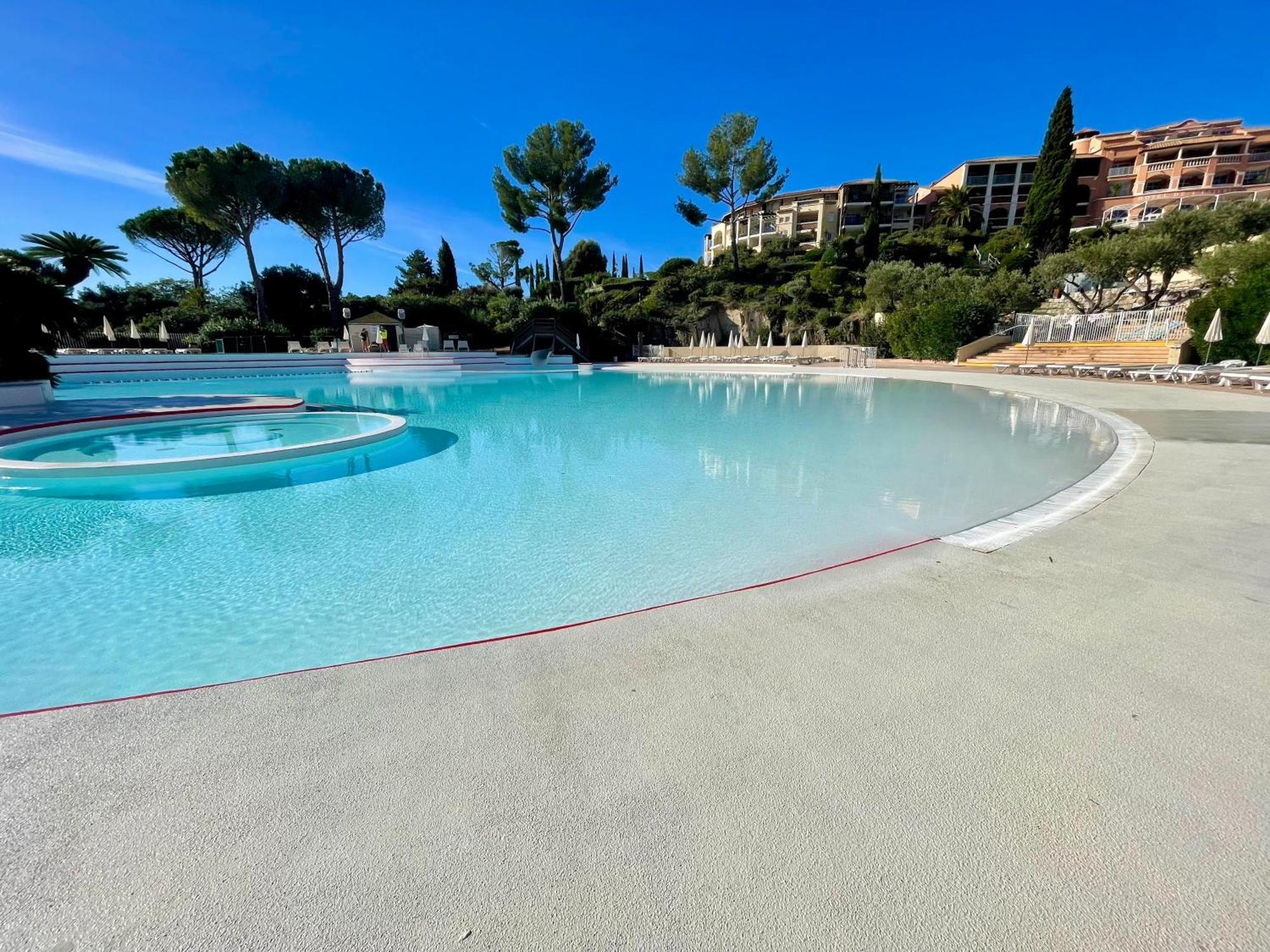 Village Cap Esterel, Piscine, Plage Saint-Raphaël المظهر الخارجي الصورة